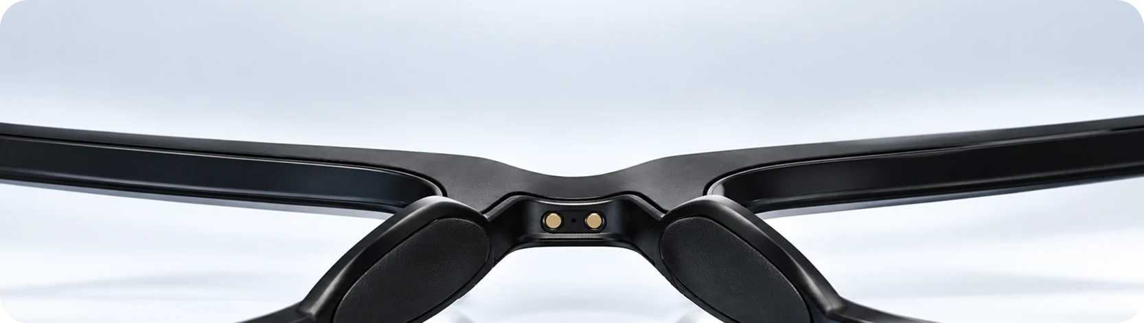 Magnetic charging contacts on the glasses bridge